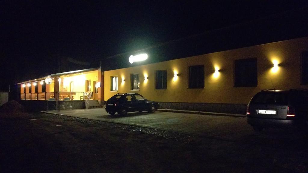 Restaurace A Penzion Blucina Dačice Eksteriør billede